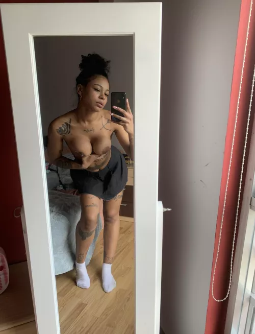 Making faces in front of the mirror is a woman's favorite pastime