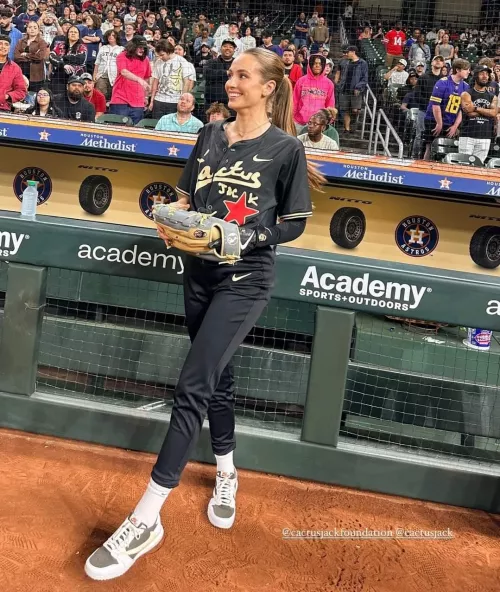 Man I love a girl in uniform 😍