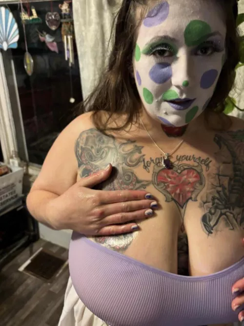 Oiled up w/ nowhere to go 🙄