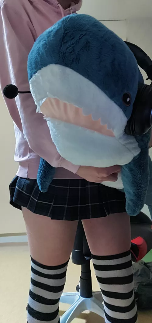 Sharky gamer my beloved ;3