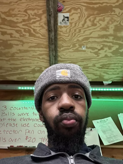 Someone entertain me while i’m at work I just wanna play Overwatch