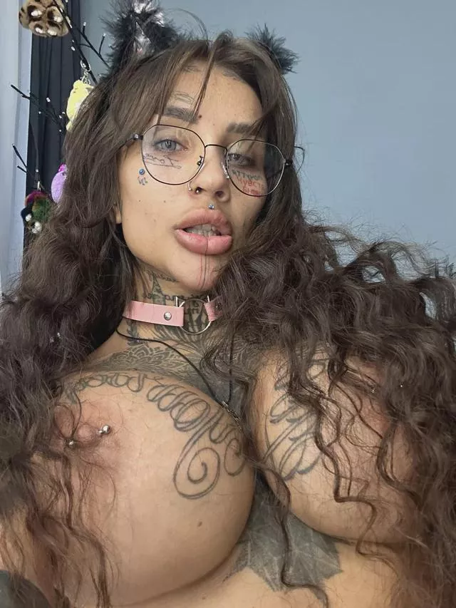 Take me on a leash, I wanna be yours