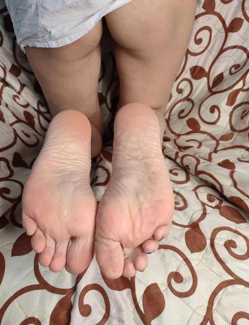 What a scoundrel, he just ejaculated on my feet