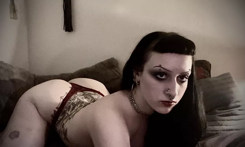 What do you think about tatted goth girls?🖤😈🦇