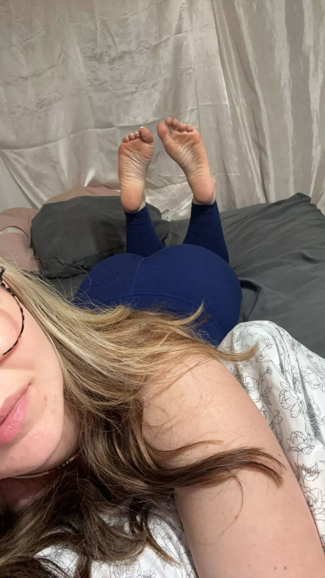 your step sis keeps teasing you with feet pics because she found out you have a foot fetish 🙈