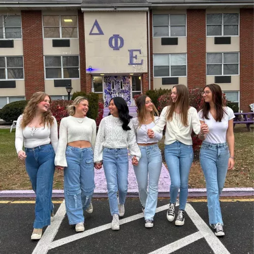 [6] Matching Outfits