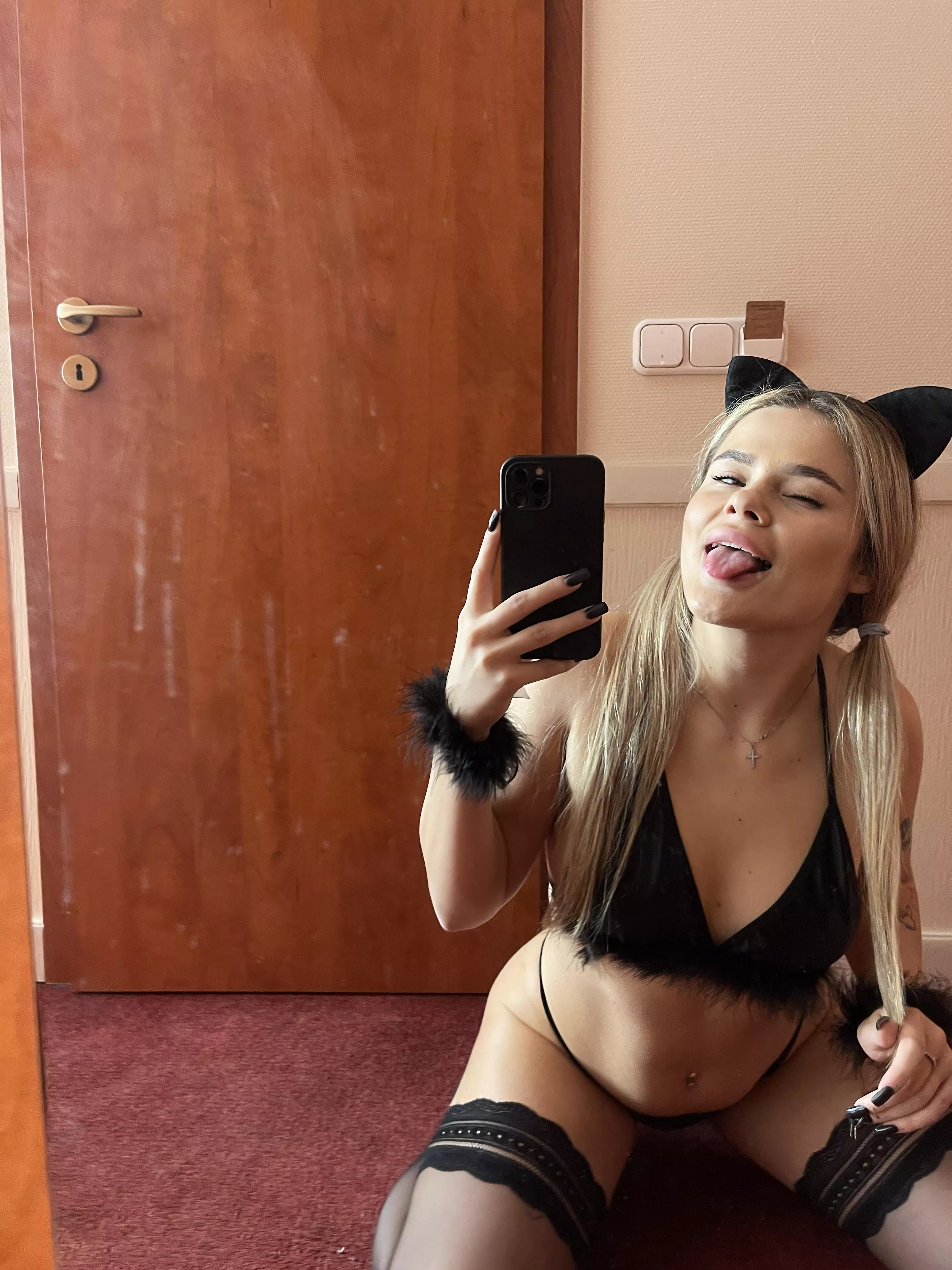 Cats aren't the only ones who like to lick balls