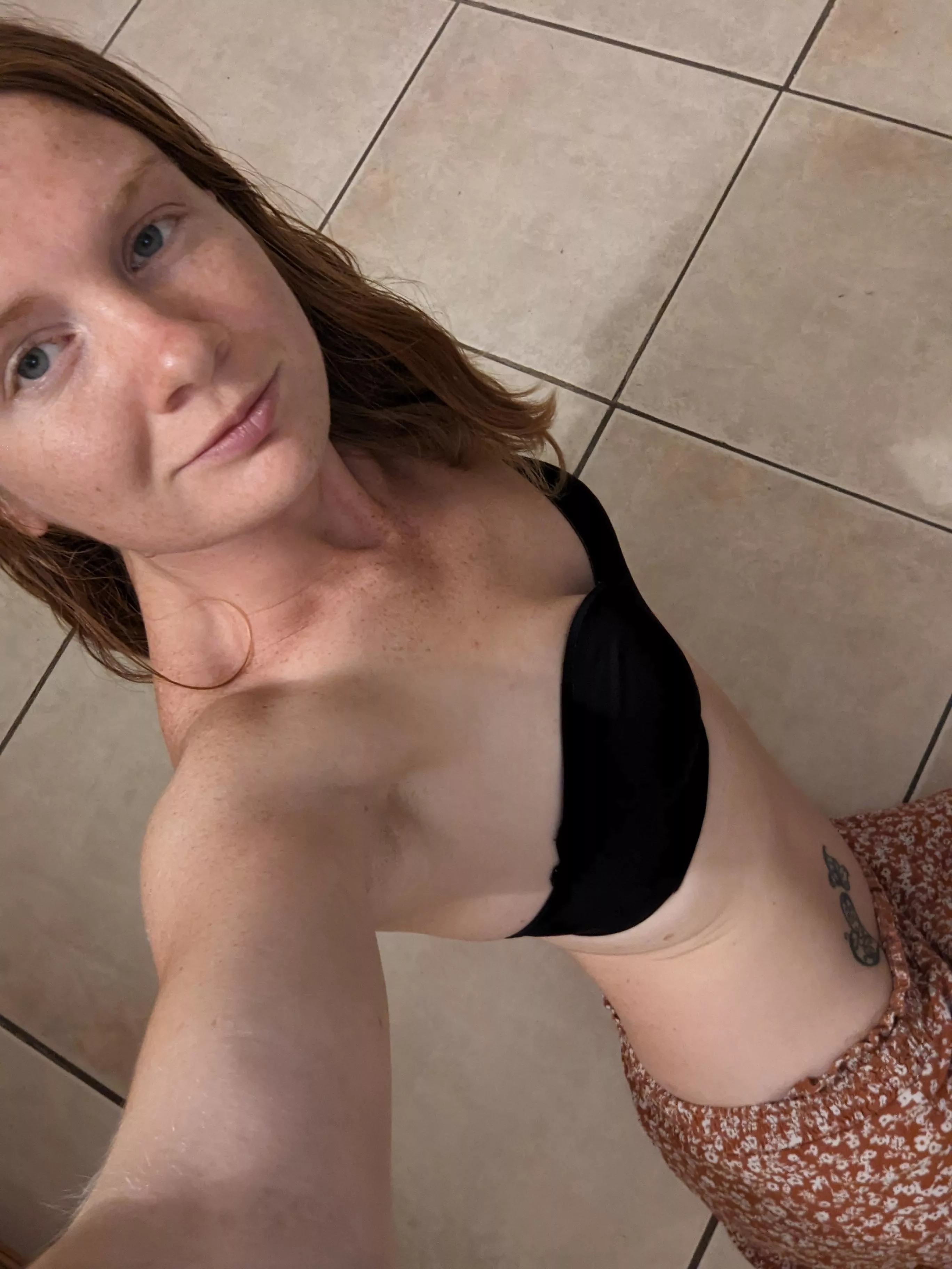 Crimson cabaret of charms and cheers🎉 [F27]