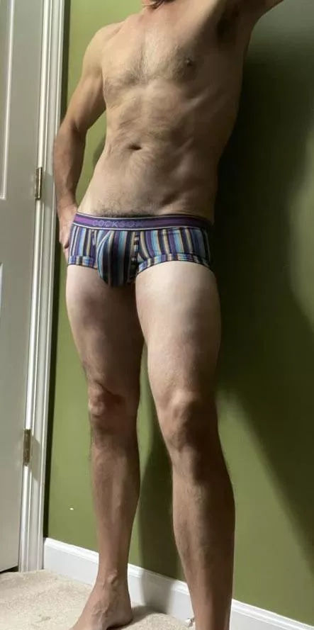 Do vertical lines really make you look taller?