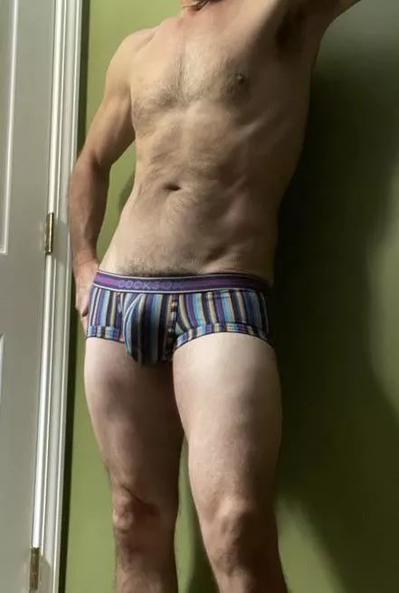 Do vertical lines really make you look taller??