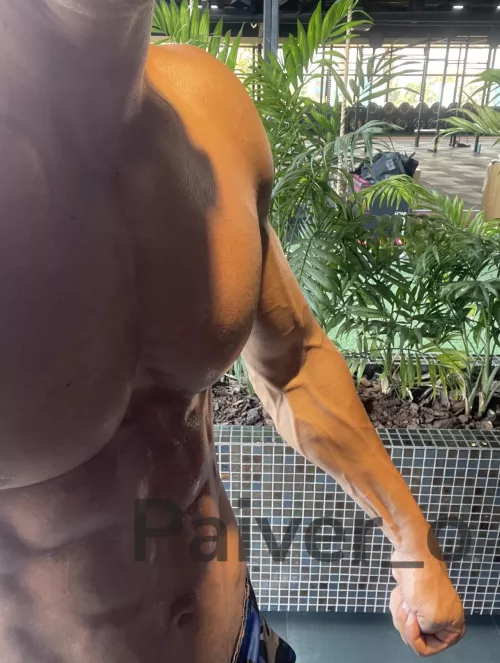 Do you like my veiny arm?💪