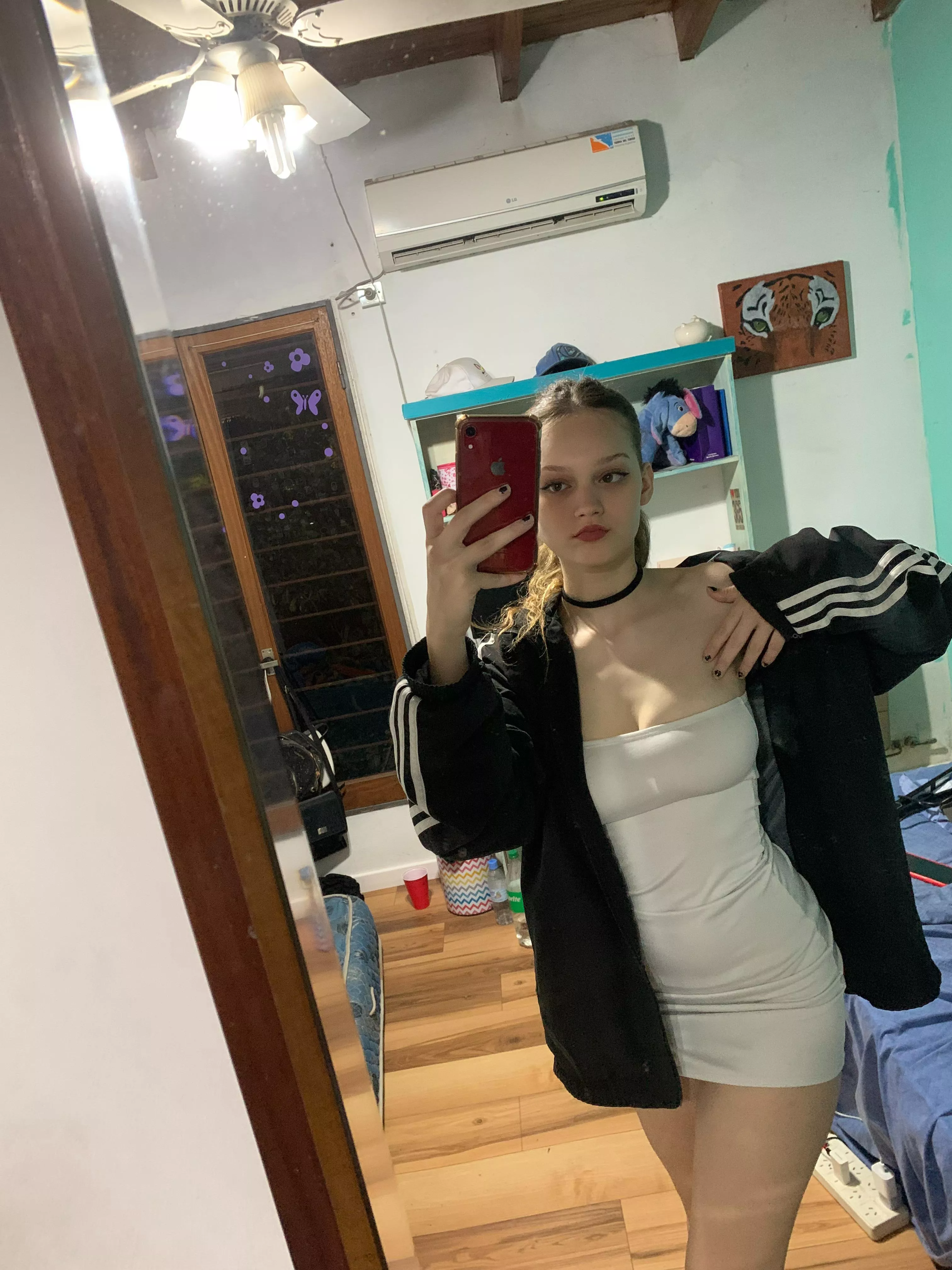 Does the jacket fit the dress?