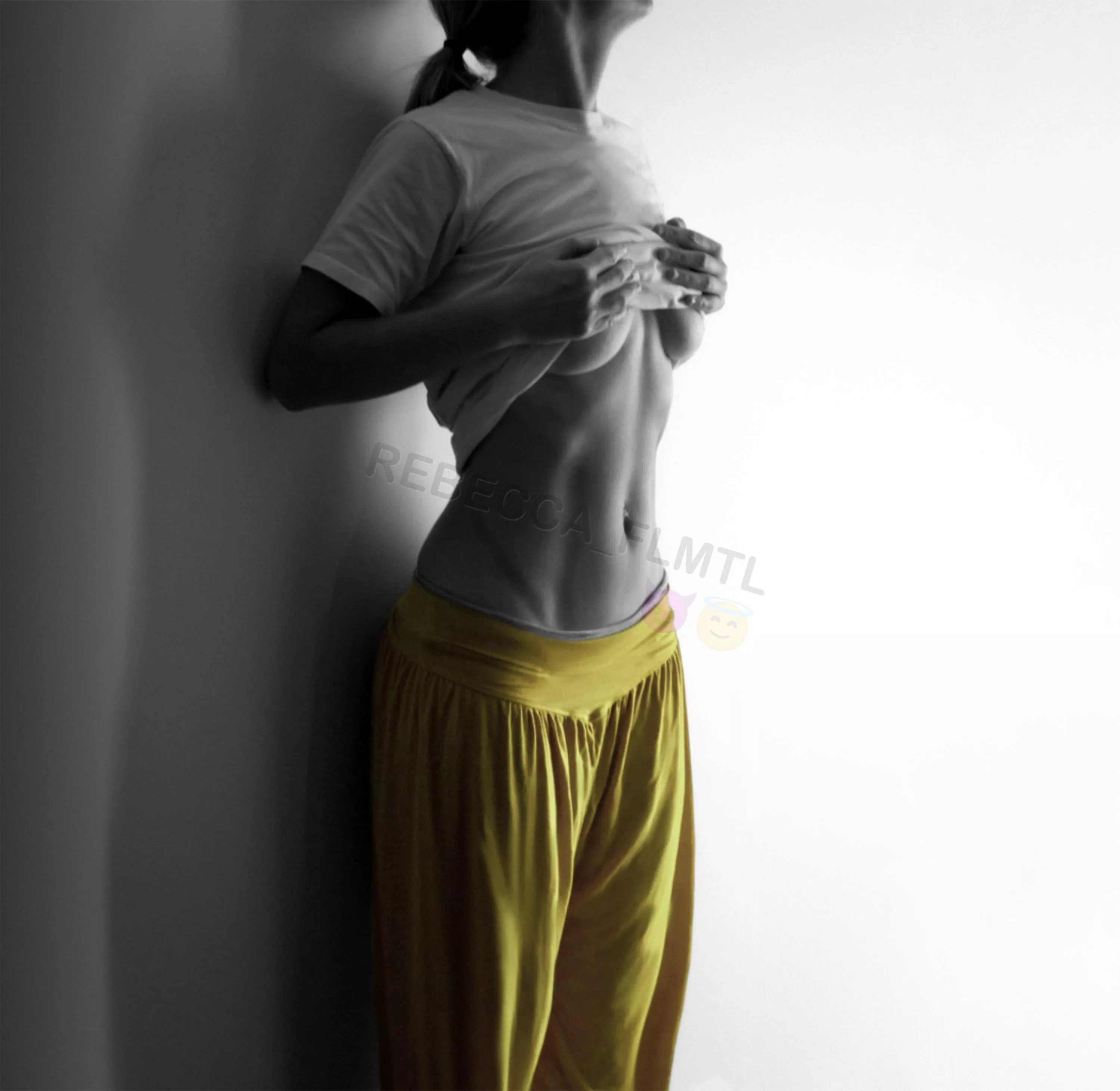 [F] Showing my abs after 3 weeks of diet