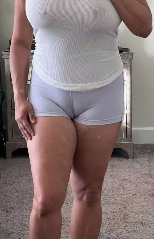 (F) Toetally needed that yoga workout…Happy Saturday! 🧘🏻‍♀️