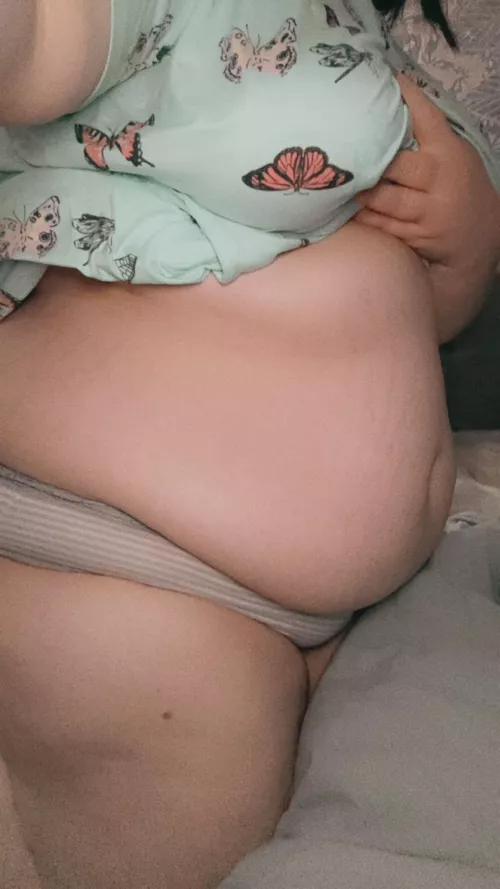 there’s a whole large pizza in this cute belly 😮‍💨