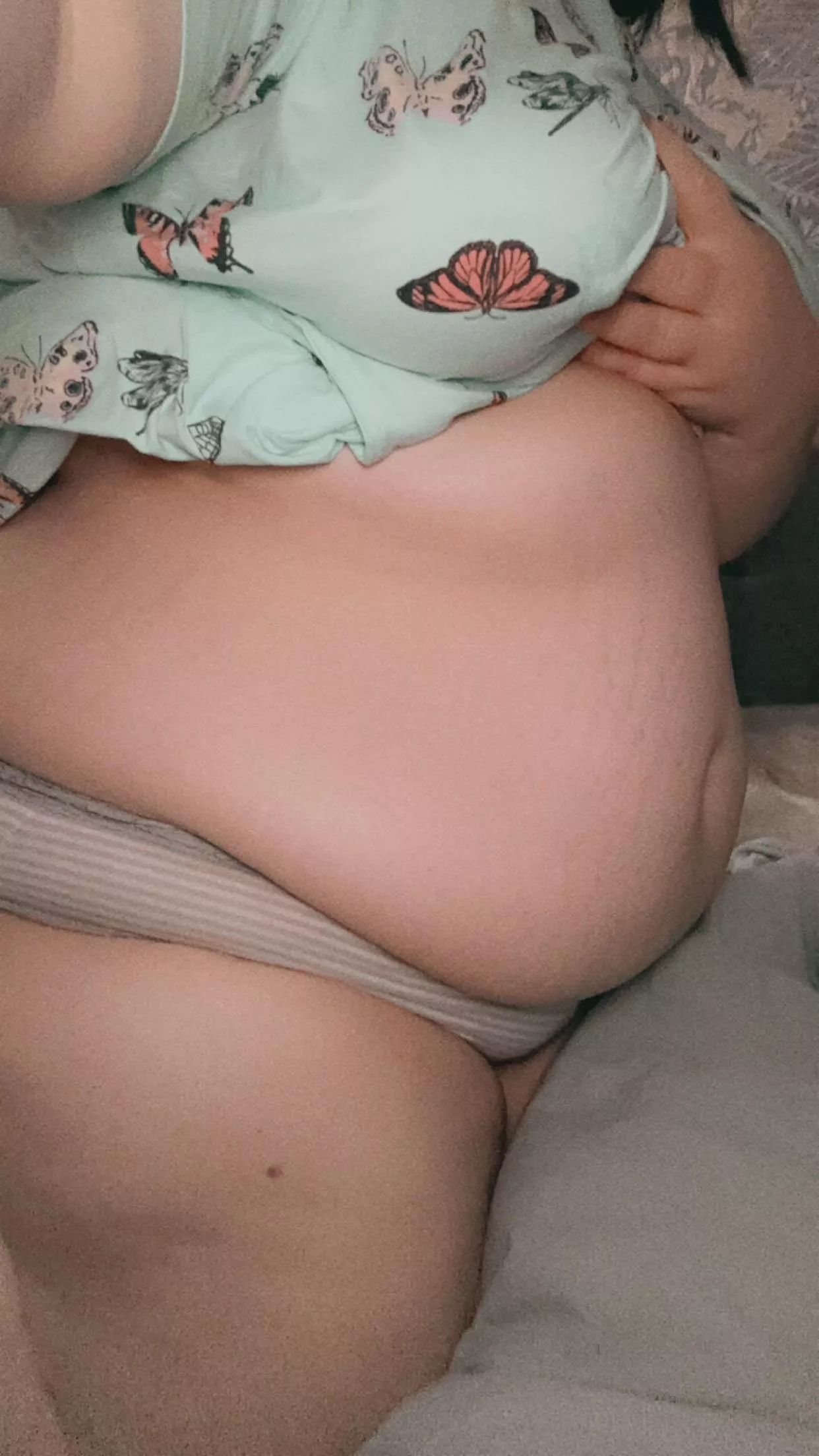 there’s a whole large pizza in this cute belly 😮‍💨