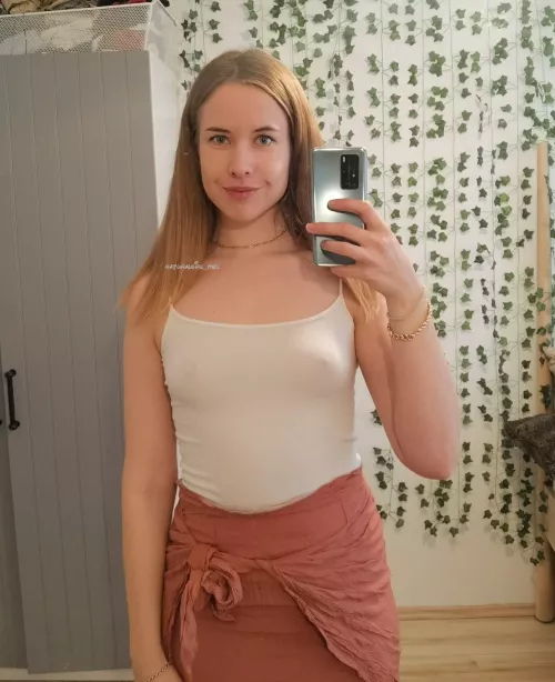 White shirt for maximal distraction 😜