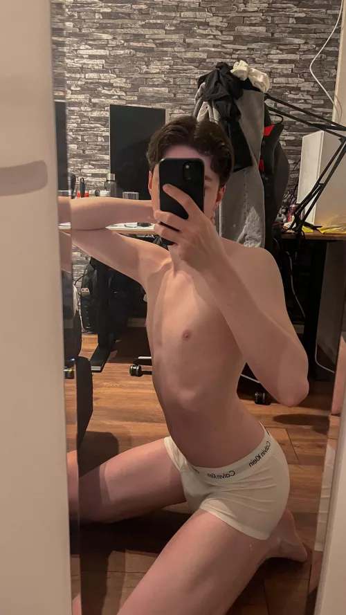 [18] Do you like mirror selfies?