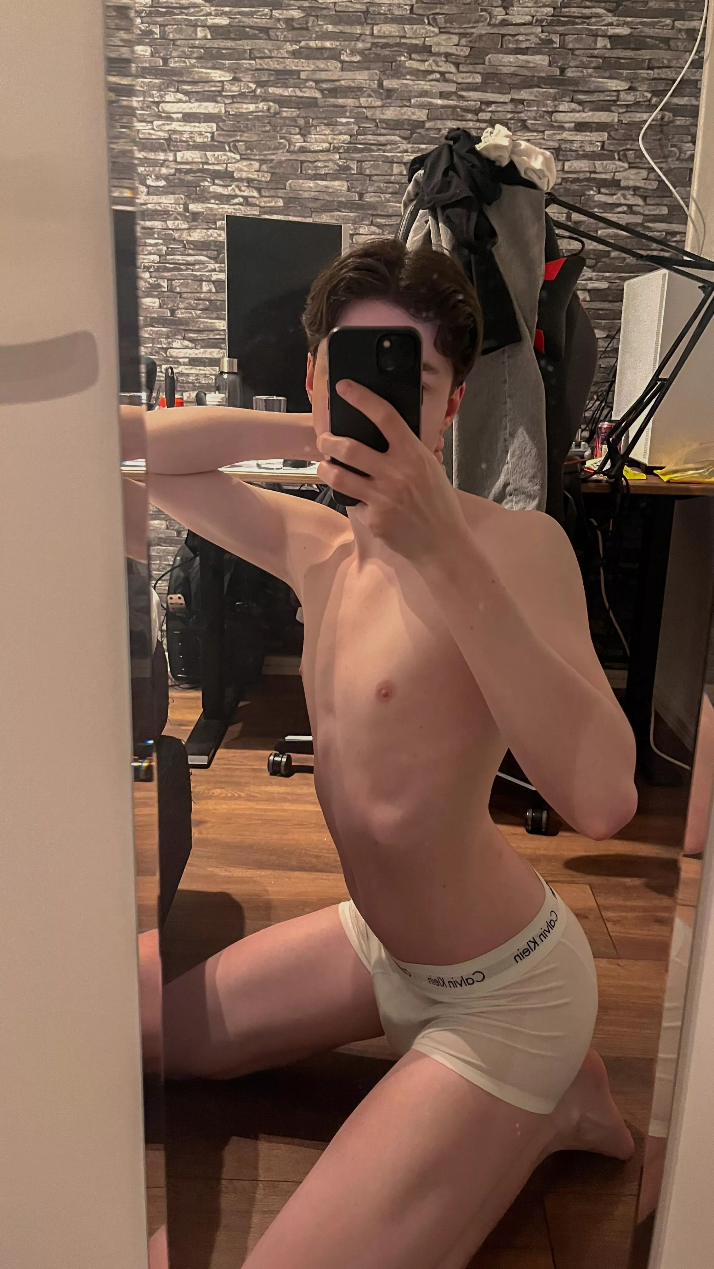 [18] Do you like mirror selfies?