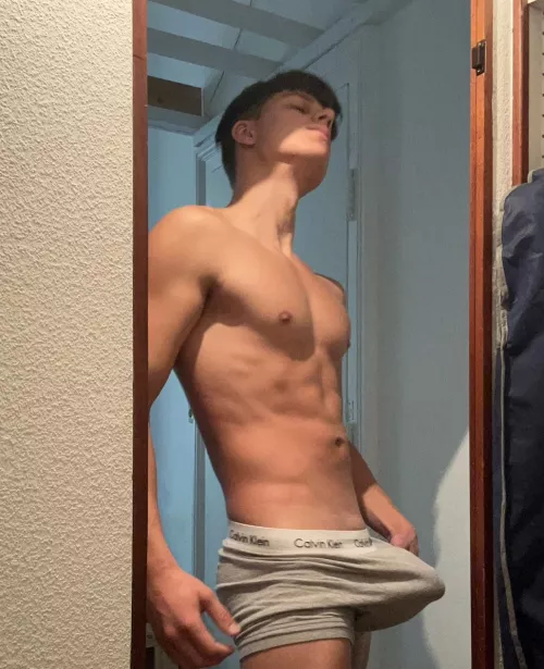 (19)Do you like my bulge?