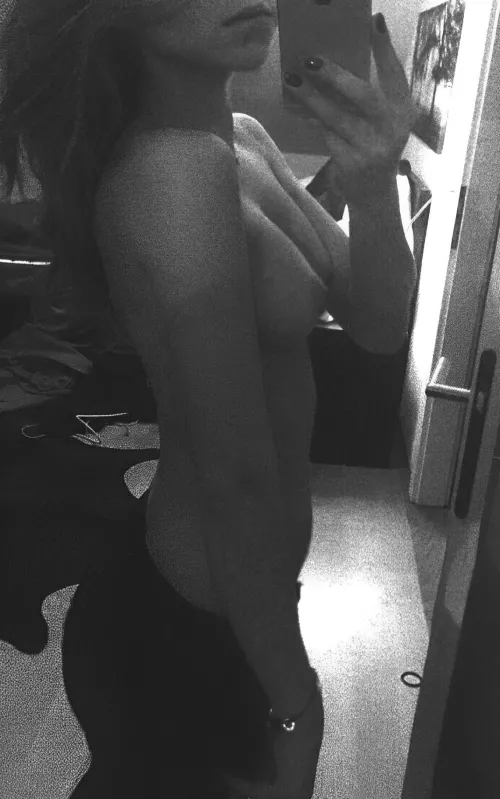 25f 5'6 127 what caught your eye first? xx