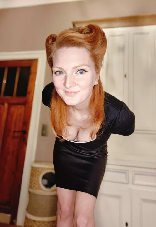 Alternative beauty: pale skin, pin-up heart and ginger spirit🌸💕