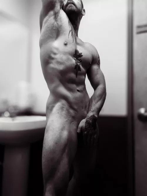 Been putting in hella work at the gym lately. Can ya tell? 😤