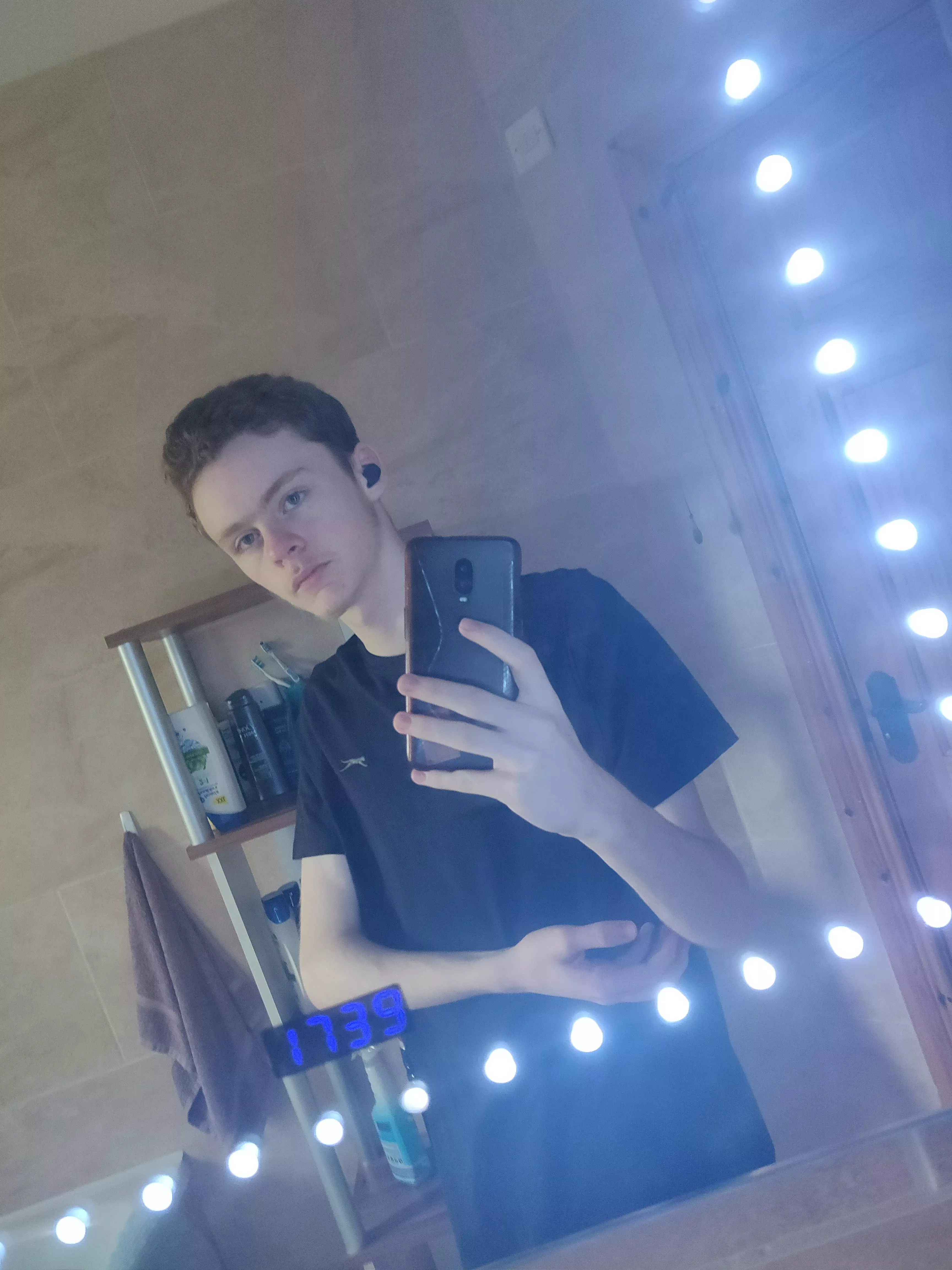 Cold and bored anyone wanna chat?