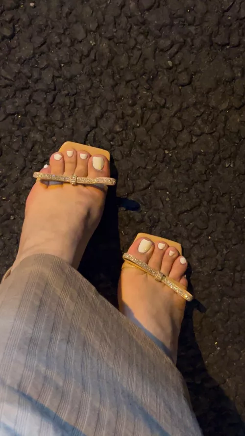 Come massage mistress’s feet😈