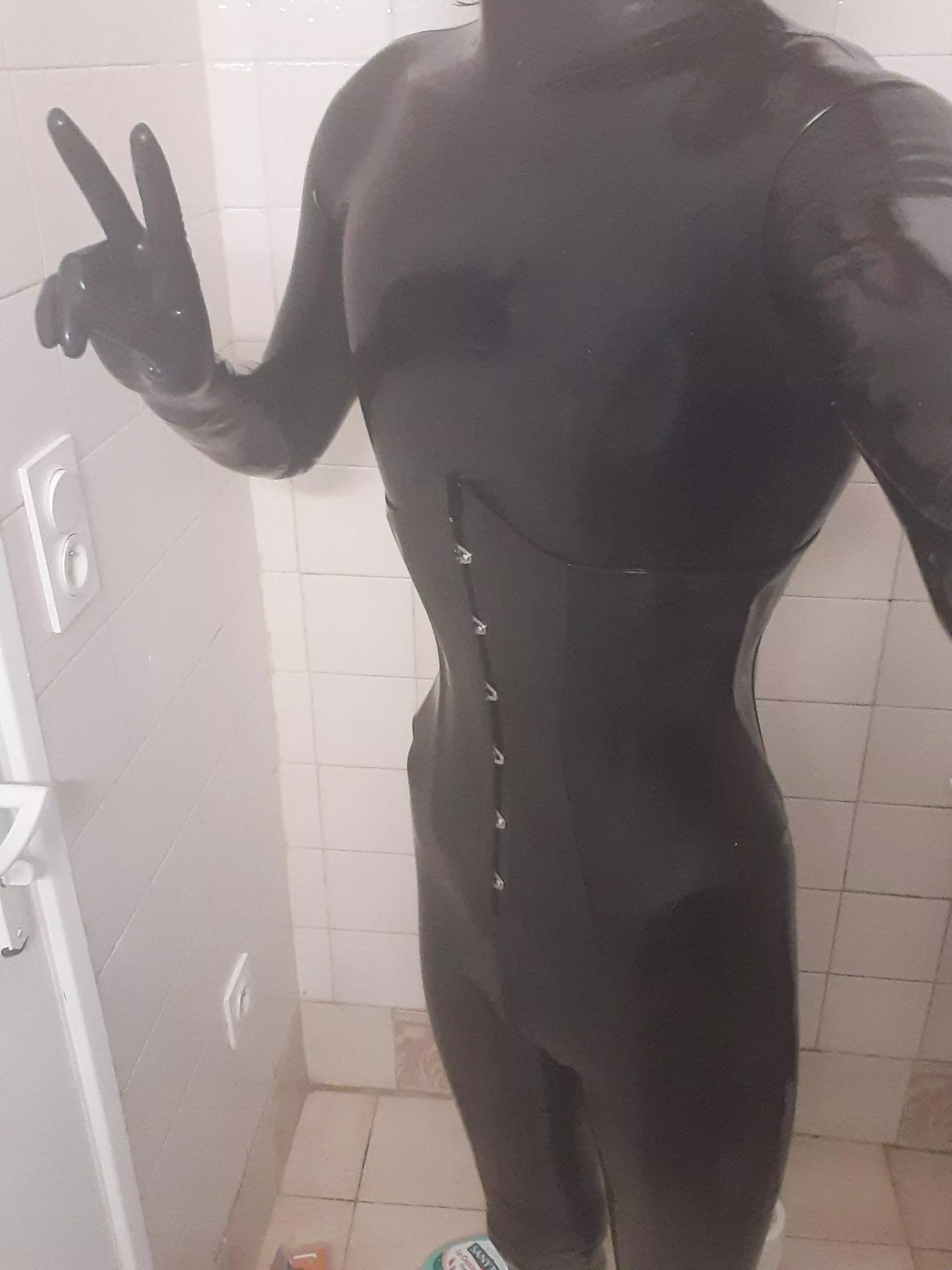 Had a wonderful night of rubber cuddles, and I got to try this corset and absolutely loved it! 
