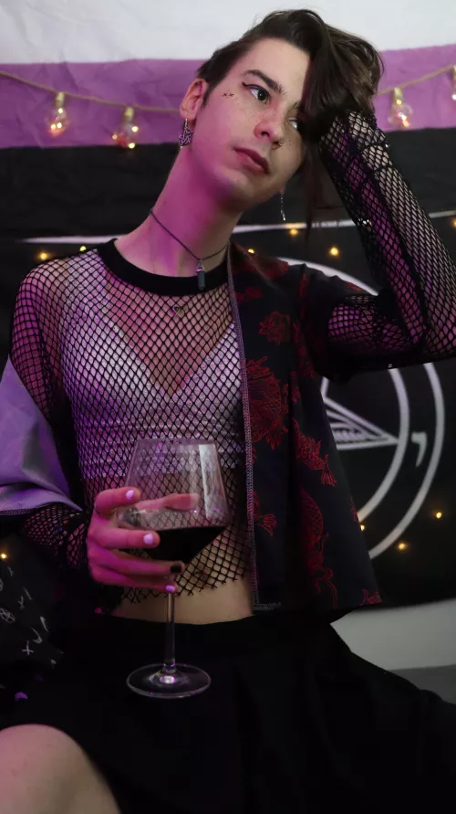 Have a glass of red with me? Or do you prefer something else? 💖