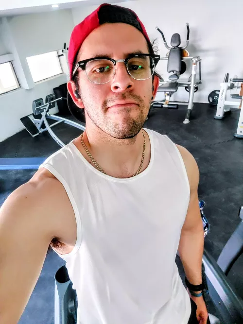 Hey wanna do some cardio with me?? Top Gaymer gymrat geek here (37)