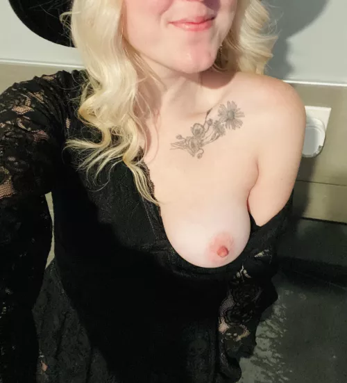 I like to show off when I get tipsy 😚 (F)