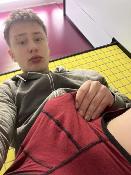 I love touching my bulge in public places🩲🍆