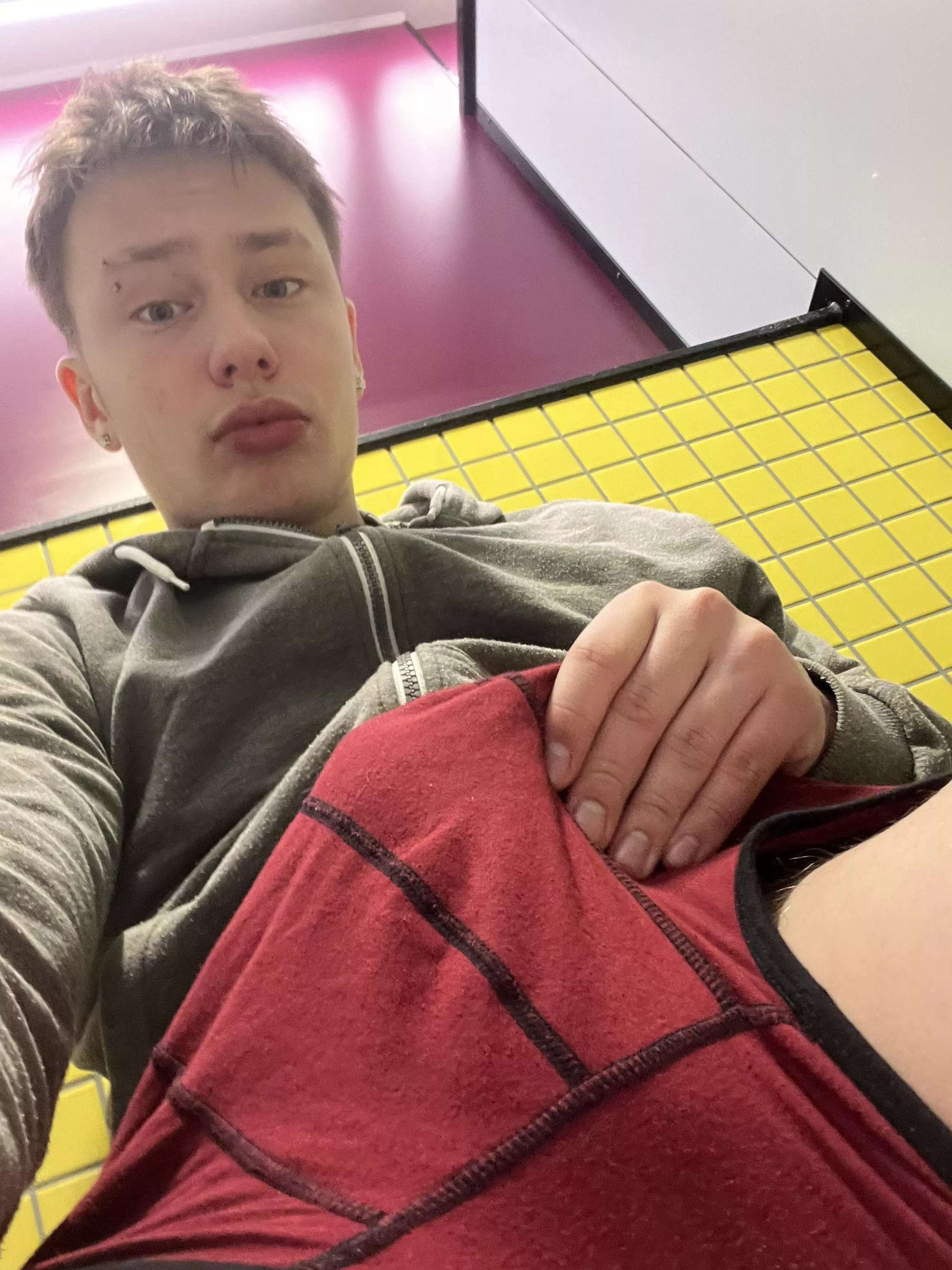 I love touching my bulge in public places🩲🍆