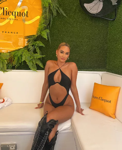 Let's party and do body shots with me