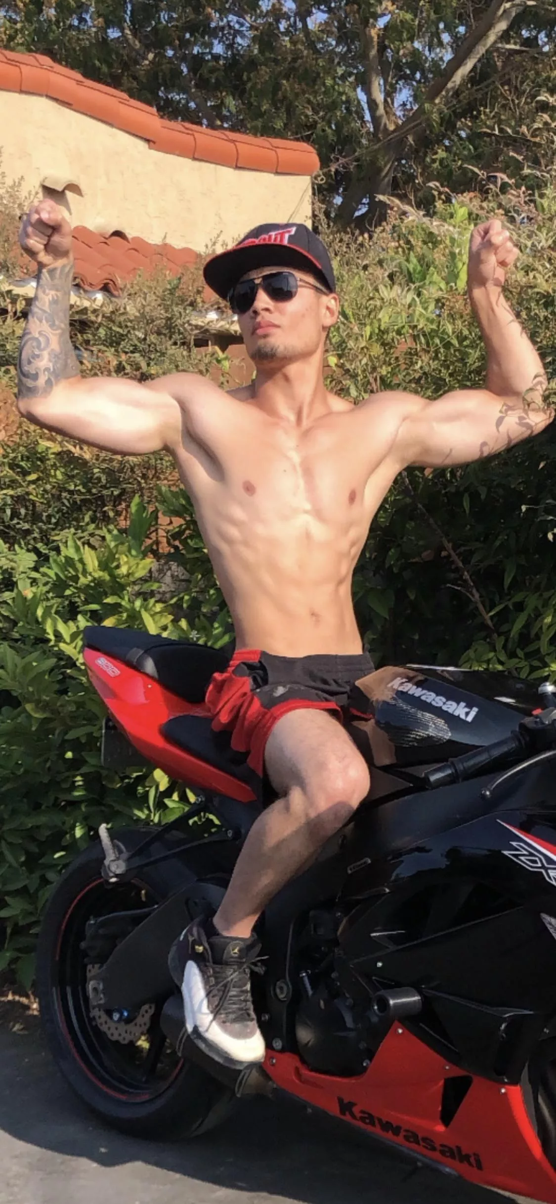 Looking to get my muscular body worshipped before I do some extreme anal penetration 🥰😉☺️