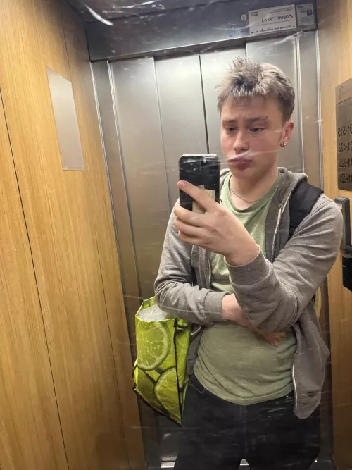 Mirror is a little crusty😩🤷🏻♂️