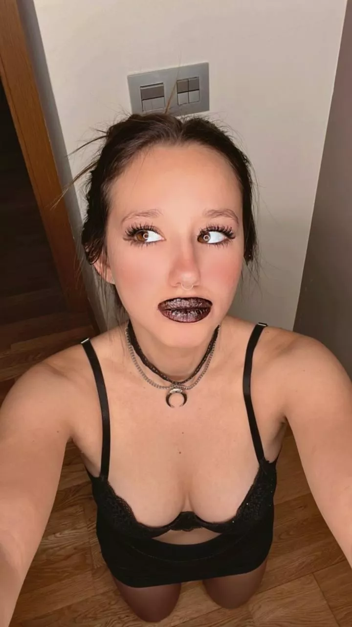 Ready to be your Goth GF 😉