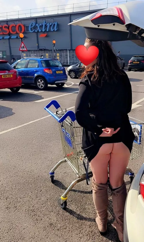 Shopping time.....I'll see you on aisle 69 where they keep the meat and 2 veg ;) xxx