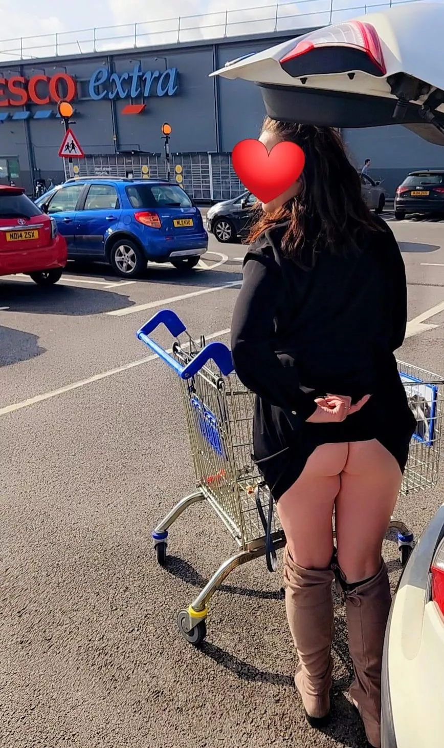 Shopping time.....I'll see you on aisle 69 where they keep the meat and 2 veg ;) xxx