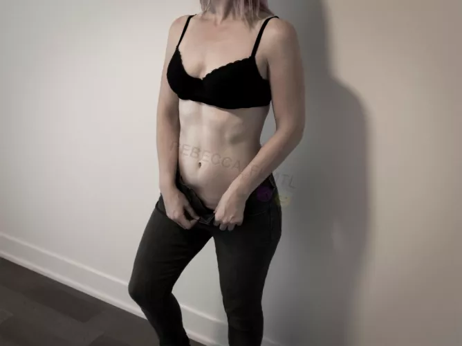 Showing my abs, girls with muscles are sexy! [F]