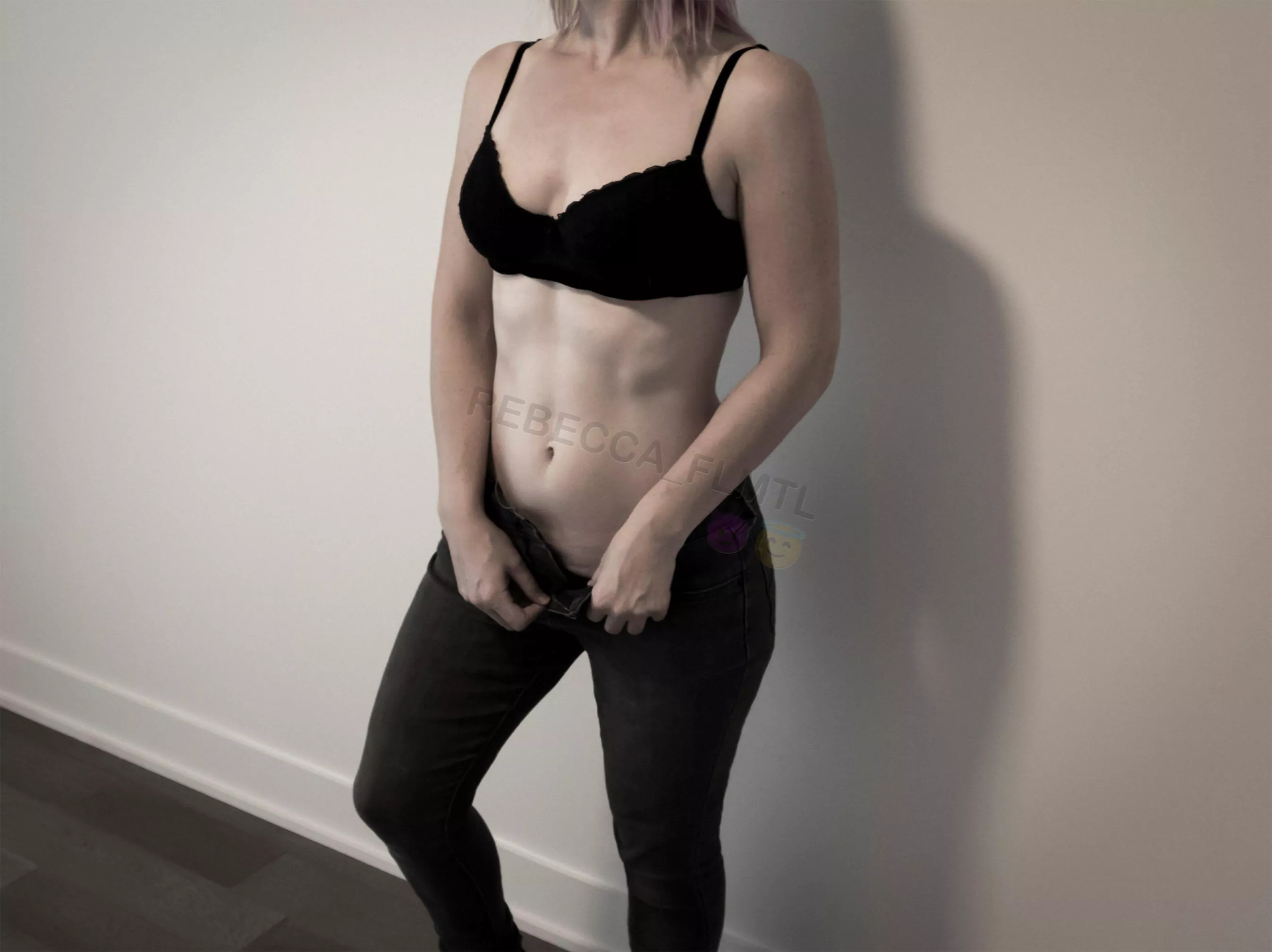 Showing my abs, girls with muscles are sexy! [F]