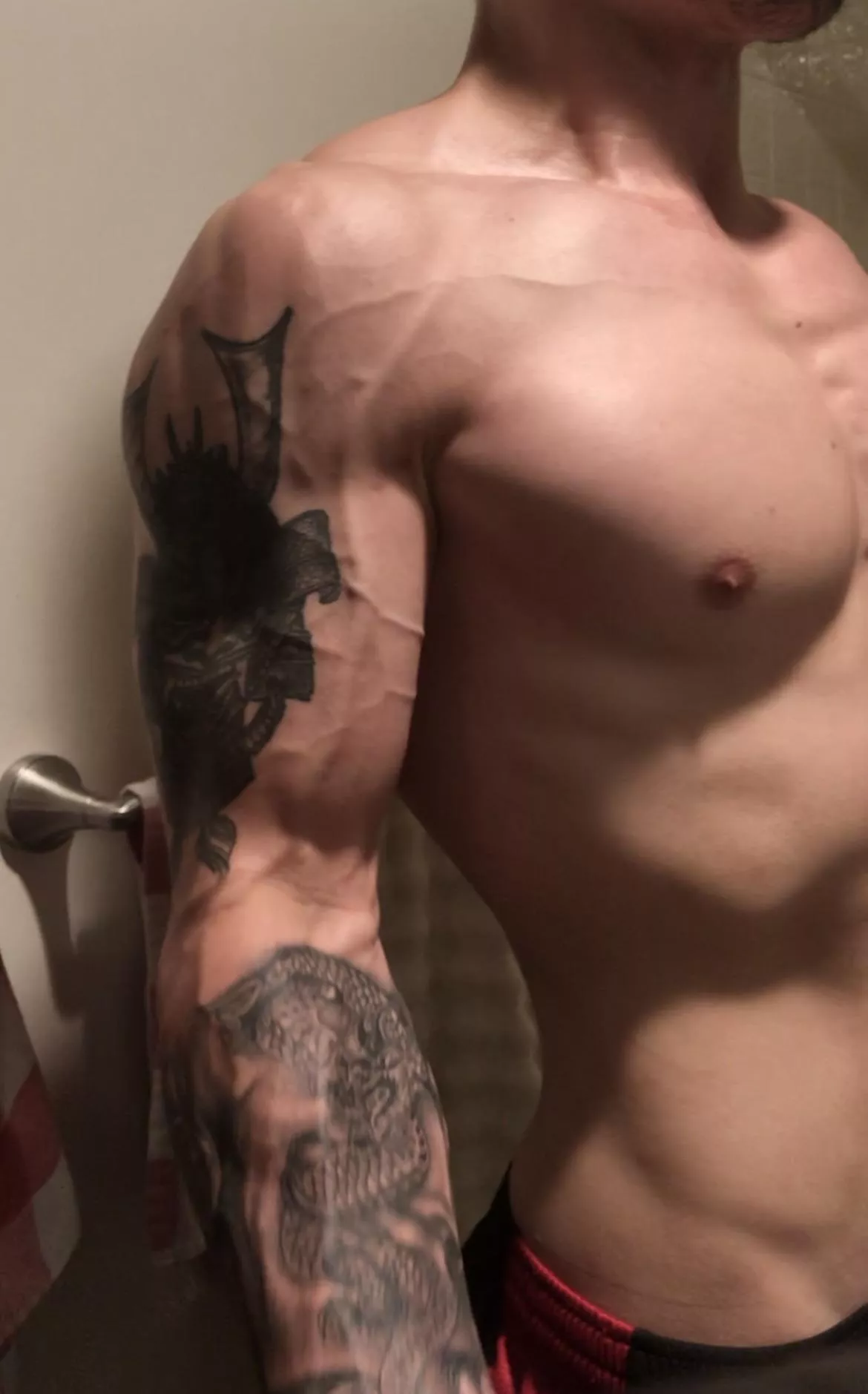 These tattoos made me feel real horny 🥰 When horny I clap cheeks while I strangle with my muscular arms 🥰☺️