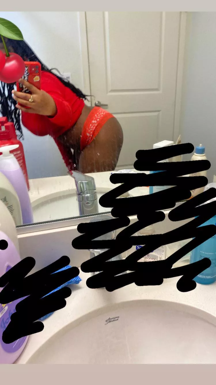 you guys said I looked amazing in red🍒🍒💋(had to cover the sink bc it was a lil to messy lol)