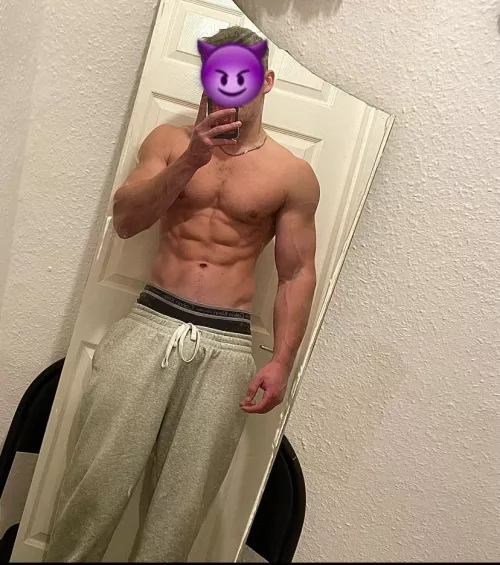 20 irish 8 inch hung jock, looking for femboys to make my massive cock cum, SC is dylaa03