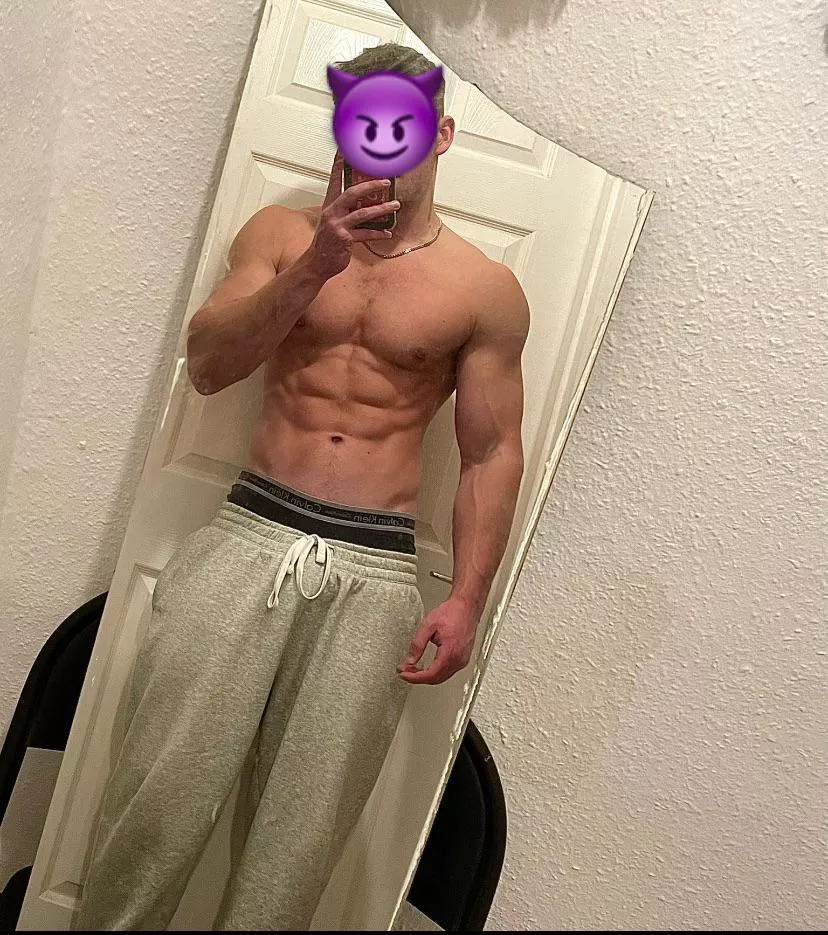 20 irish 8 inch hung jock, looking for femboys to make my massive cock cum, SC is dylaa03