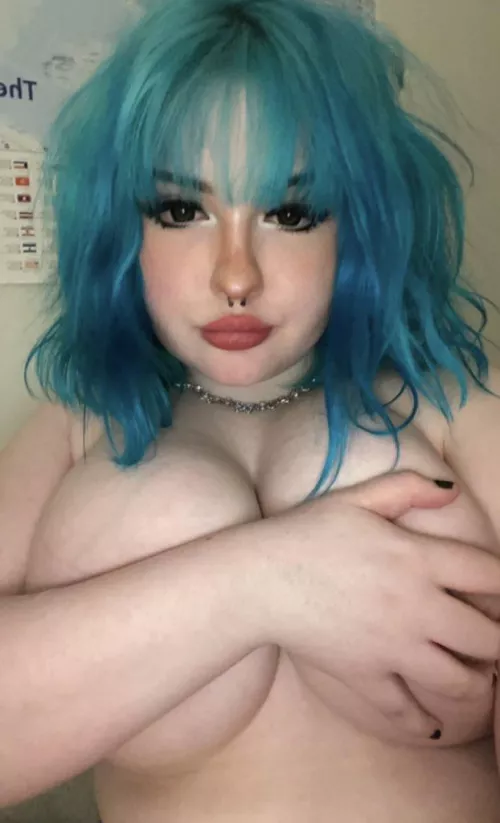 any older guys into short 19yo goth girls with daddy issues? 😈💕