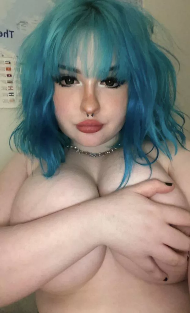any older guys into short 19yo goth girls with daddy issues? 😈💕