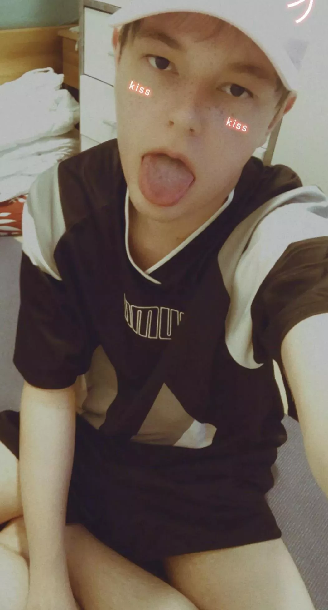 Anyone wanna chat? :3 pretty bored